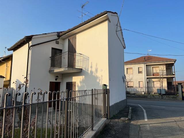 casa indipendente in vendita ad Alessandria in zona Mandrogne