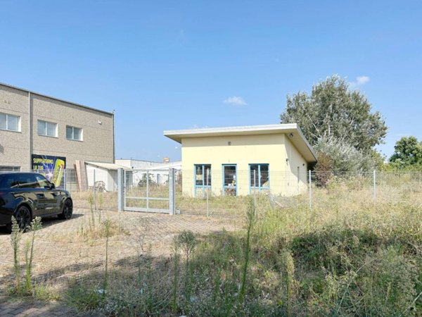 negozio in vendita ad Alessandria in zona Casalbagliano