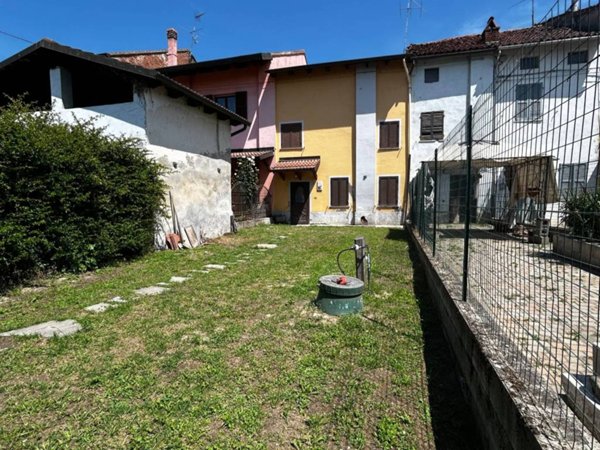casa indipendente in vendita ad Alessandria in zona Casalbagliano