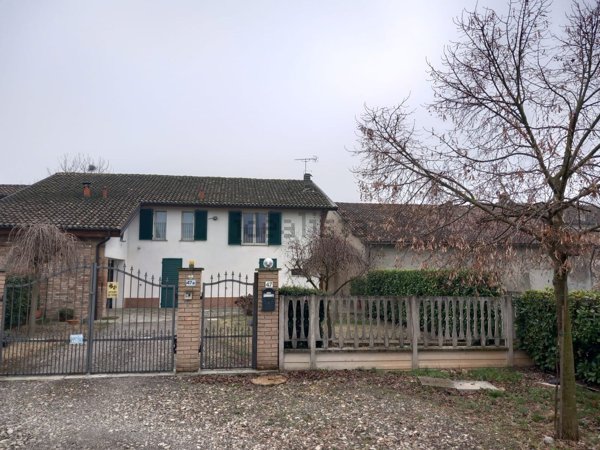casa indipendente in vendita ad Alessandria in zona Mandrogne