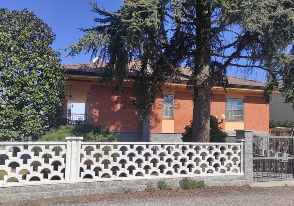 casa indipendente in vendita ad Alessandria in zona Casalbagliano