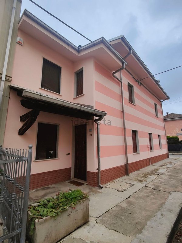 casa indipendente in vendita ad Alessandria in zona Cascinagrossa