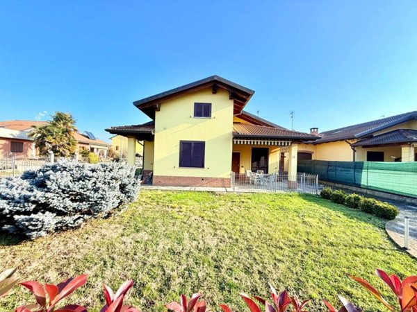 casa indipendente in vendita ad Alessandria in zona Casalbagliano