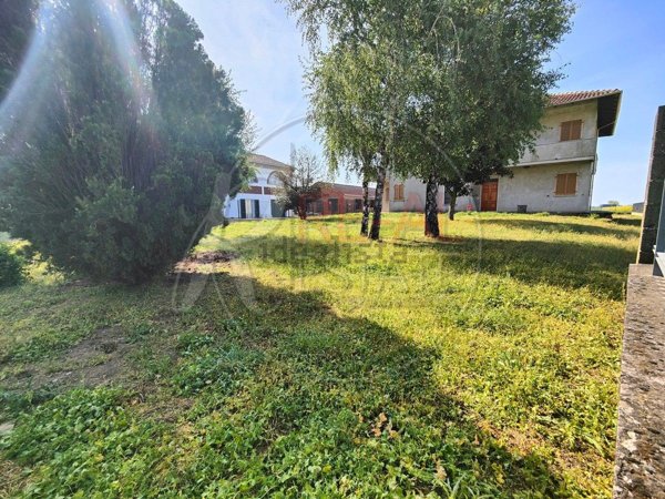 casa indipendente in vendita ad Alessandria in zona Lobbi