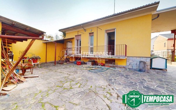 casa indipendente in vendita ad Alessandria in zona Orti
