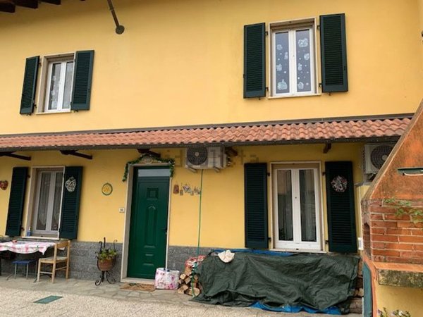 casa indipendente in vendita ad Alessandria in zona Lobbi