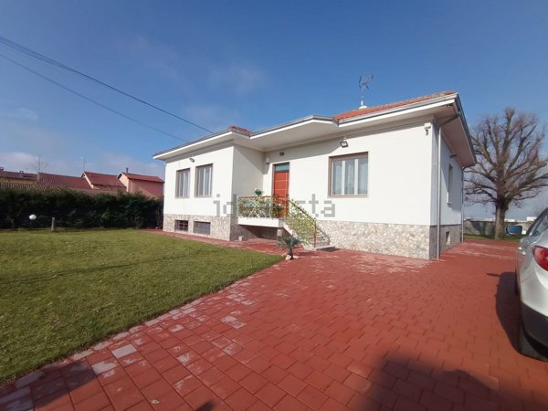 casa indipendente in vendita ad Alessandria in zona Cascinagrossa