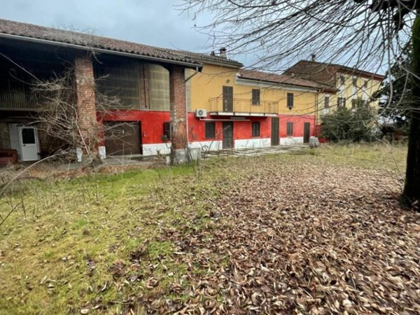 casa indipendente in vendita ad Alessandria in zona Casalbagliano