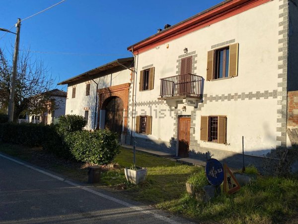 casa indipendente in vendita ad Alessandria in zona Lobbi