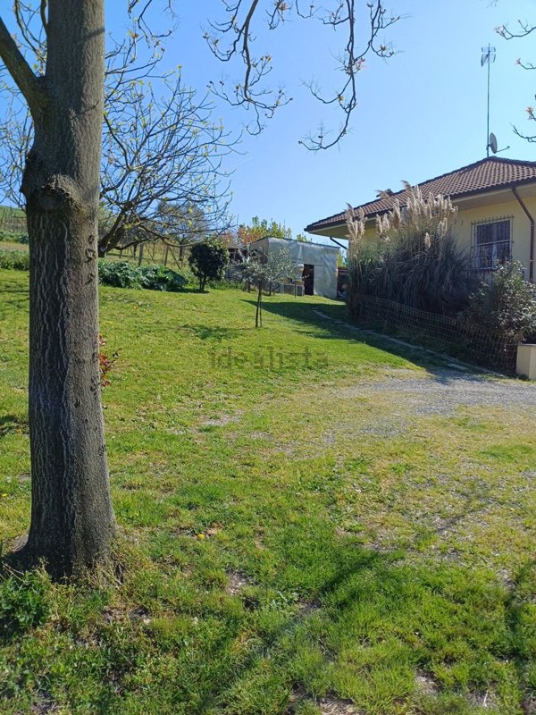 casa indipendente in vendita ad Alessandria in zona Valle San Bartolomeo