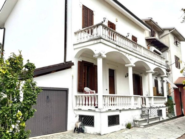 casa indipendente in vendita ad Alessandria in zona Casalbagliano