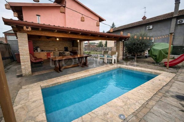 casa indipendente in vendita ad Alessandria in zona Casalbagliano