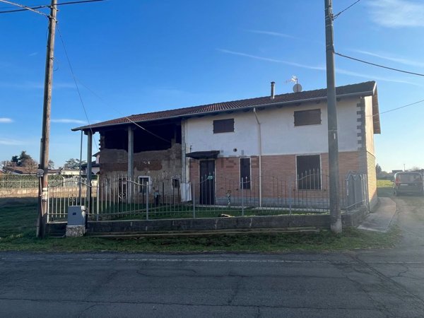 casa indipendente in vendita ad Alessandria in zona Mandrogne
