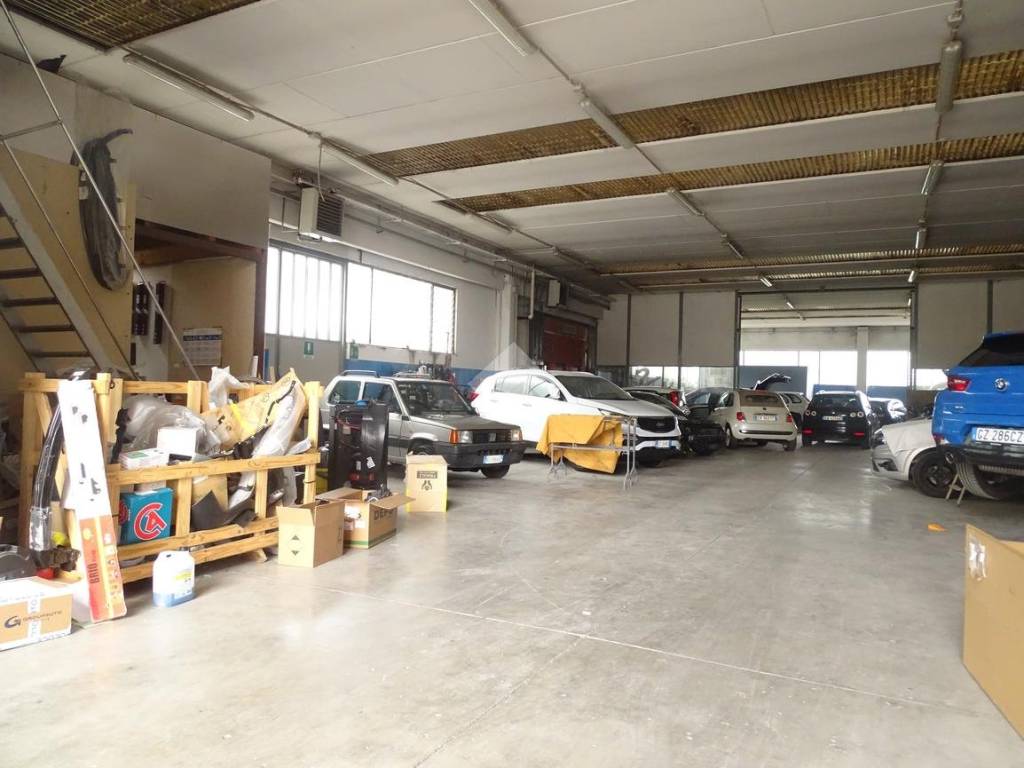 locale commerciale in vendita ad Alessandria in zona Il Cristo