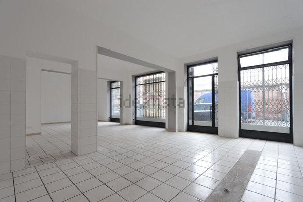 locale commerciale in vendita ad Alessandria in zona Borgo Rovereto