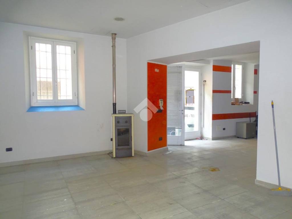 negozio in vendita ad Alessandria in zona Borgo Rovereto