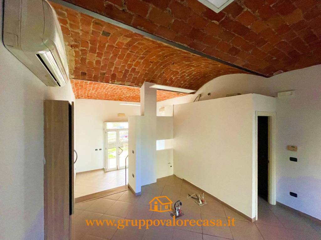 negozio in vendita ad Alessandria in zona zona Pista