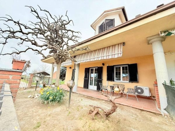 casa indipendente in vendita ad Alessandria in zona Casalbagliano