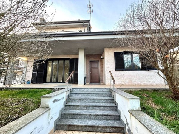 casa indipendente in vendita ad Alessandria in zona Casalbagliano