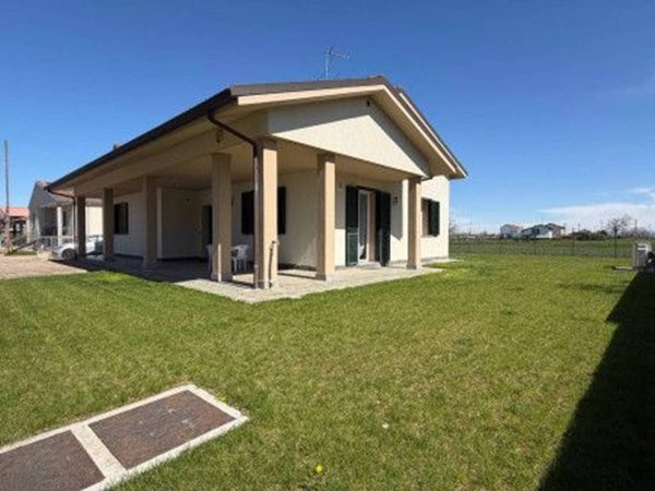 casa indipendente in vendita ad Alessandria in zona Mandrogne