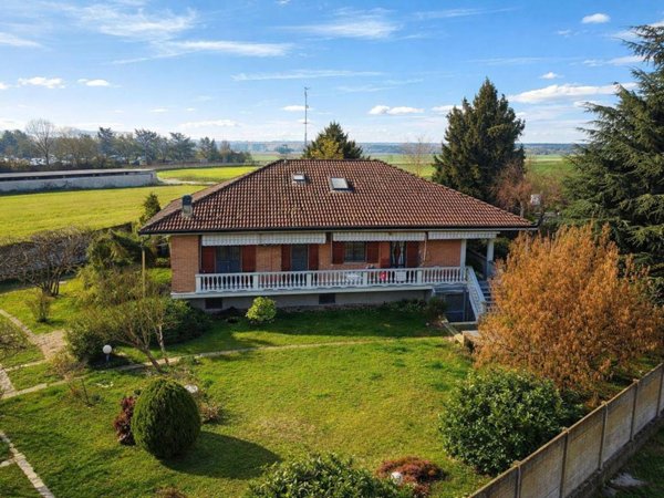 casa indipendente in vendita ad Alessandria in zona Casalbagliano