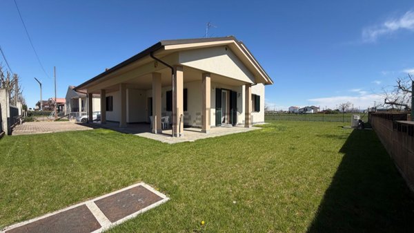 casa indipendente in vendita ad Alessandria in zona Mandrogne