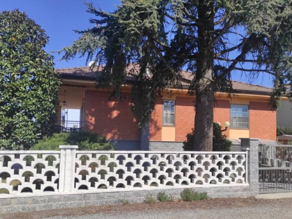 casa indipendente in vendita ad Alessandria in zona Casalbagliano