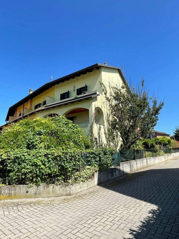casa indipendente in vendita ad Alessandria in zona Casalbagliano