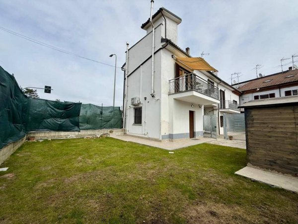 casa indipendente in vendita ad Alessandria in zona Cabanette