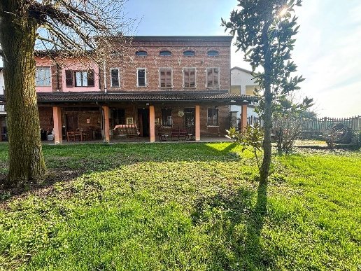 casa indipendente in vendita ad Alessandria in zona Casalbagliano