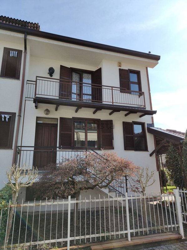 casa indipendente in vendita ad Alessandria in zona Casalbagliano