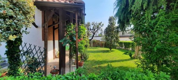 casa indipendente in vendita ad Alessandria in zona Casalbagliano