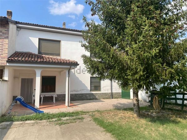 casa indipendente in vendita ad Alessandria in zona Mandrogne