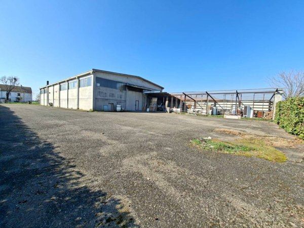 locale commerciale in vendita ad Alessandria in zona San Giuliano Vecchio