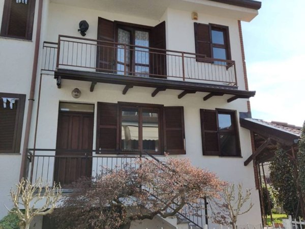 casa indipendente in vendita ad Alessandria in zona Casalbagliano
