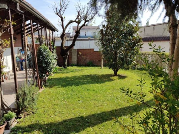casa indipendente in vendita ad Alessandria in zona Il Cristo