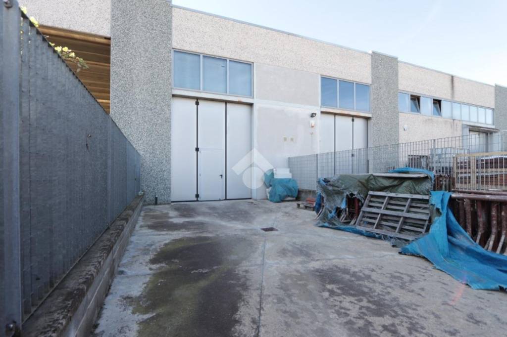 locale commerciale in vendita ad Alessandria in zona Il Cristo