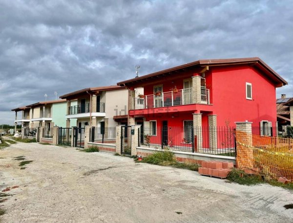 casa indipendente in vendita ad Alessandria in zona Casalbagliano