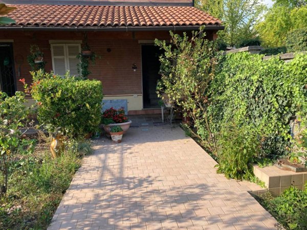 casa indipendente in vendita ad Alessandria in zona Valmadonna