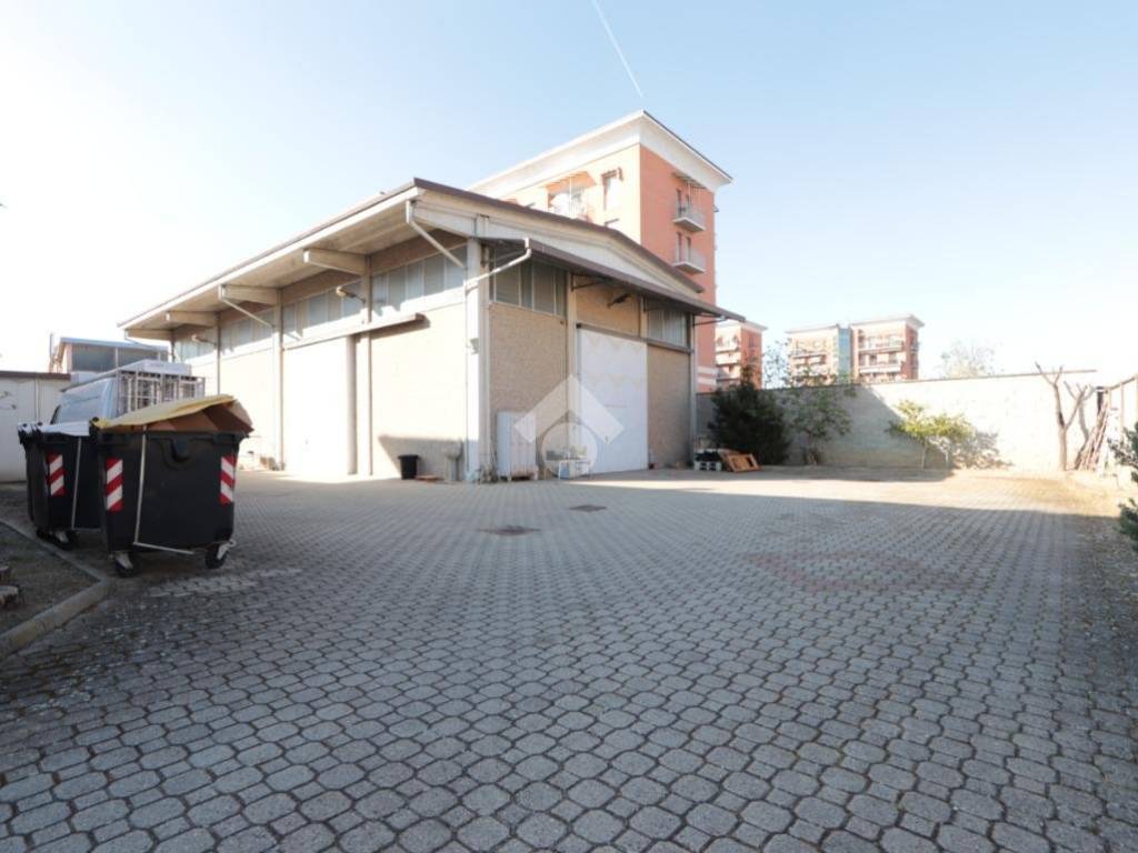 locale commerciale in vendita ad Alessandria in zona Casalbagliano