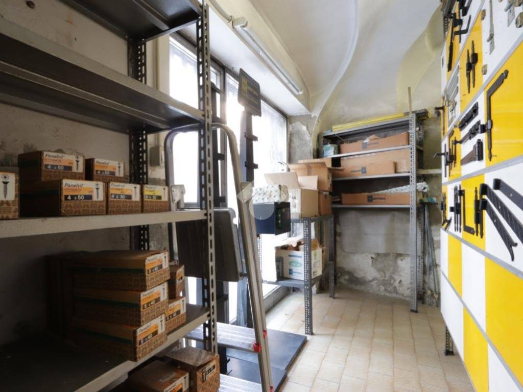 negozio in vendita ad Alessandria in zona Borgo Rovereto