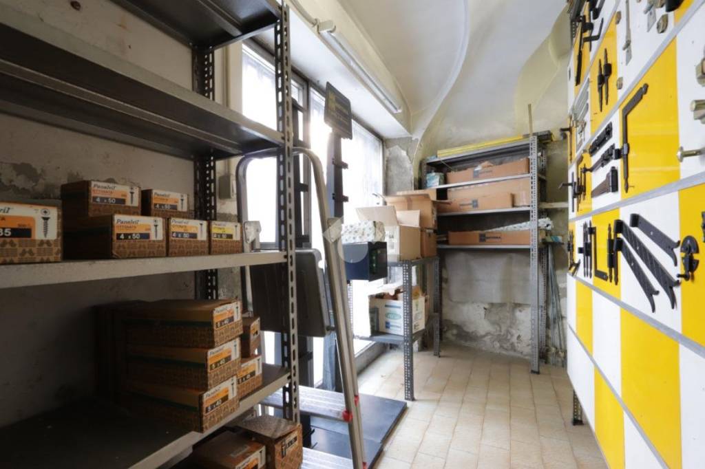negozio in vendita ad Alessandria in zona Borgo Rovereto