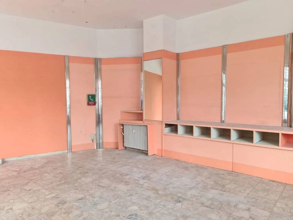 negozio in vendita ad Alessandria in zona Borgo Rovereto