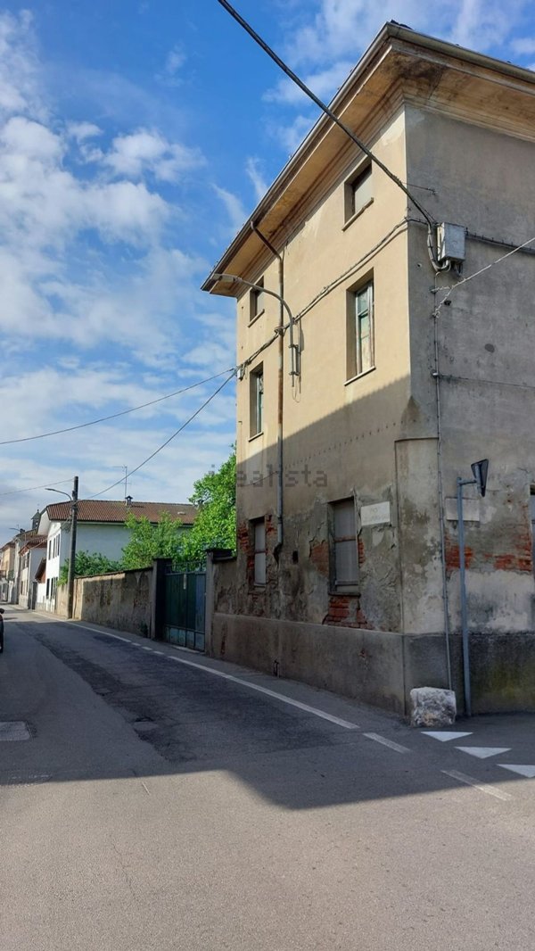 casa indipendente in vendita ad Alessandria in zona Castelceriolo