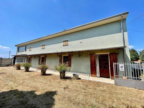 casa indipendente in vendita ad Alessandria in zona Mandrogne