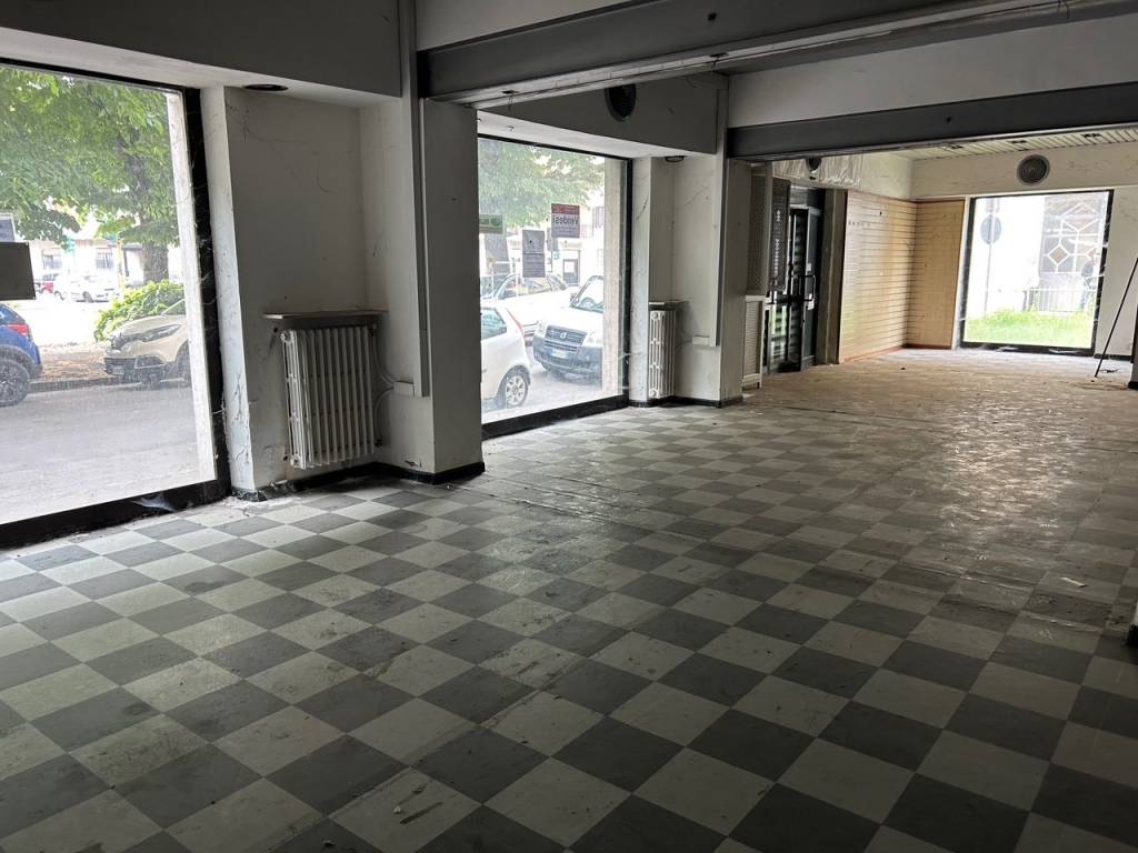 negozio in vendita ad Alessandria in zona Il Cristo