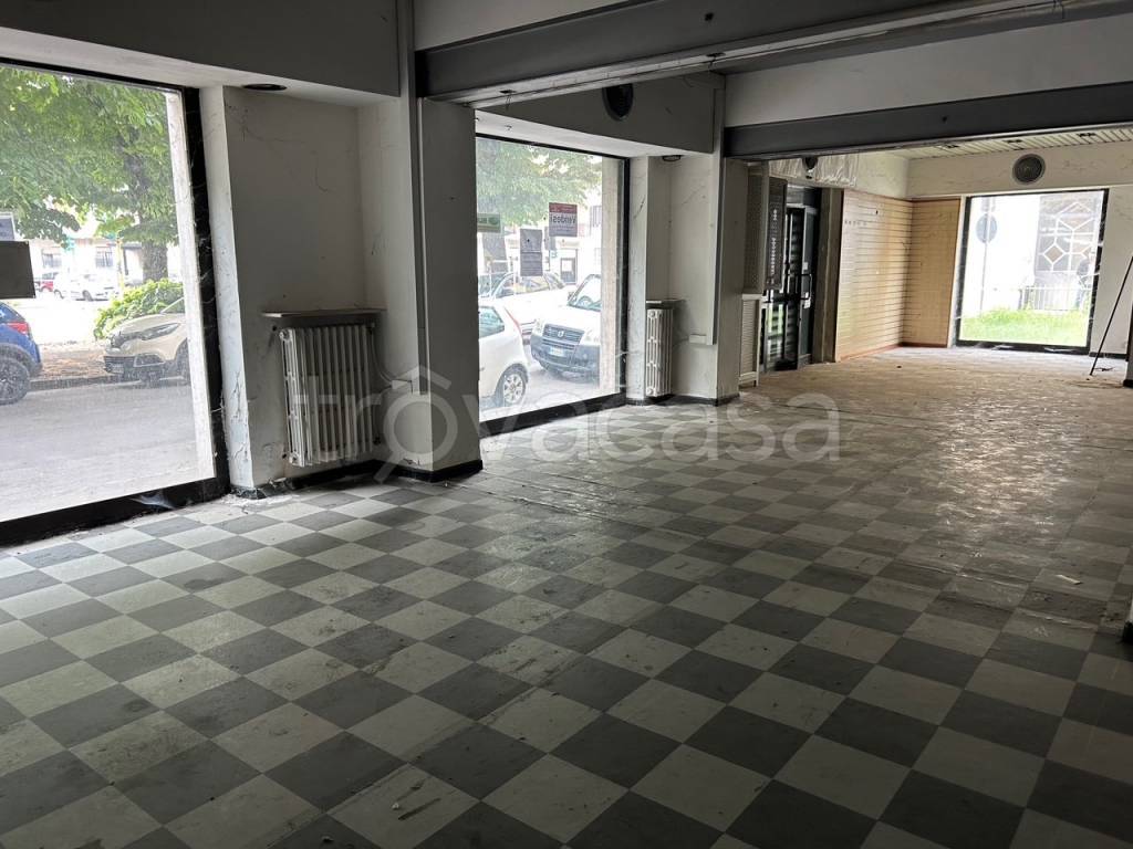 negozio in vendita ad Alessandria in zona Il Cristo