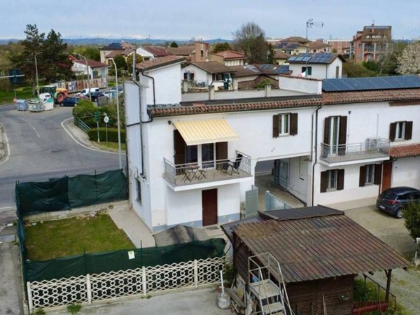 casa indipendente in vendita ad Alessandria in zona Cabanette