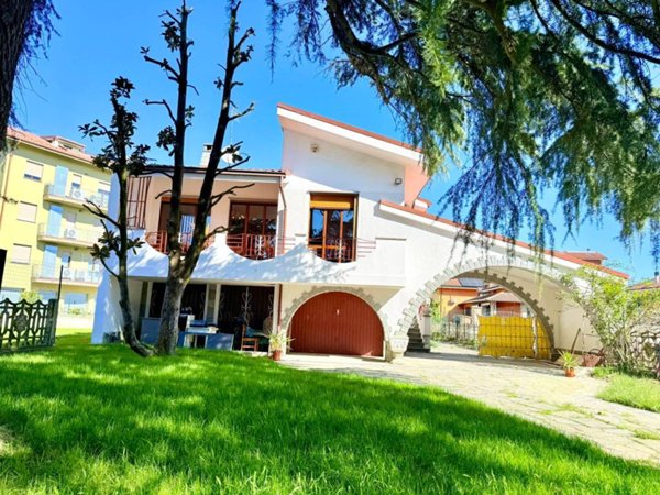 casa indipendente in vendita ad Alessandria in zona Casalbagliano