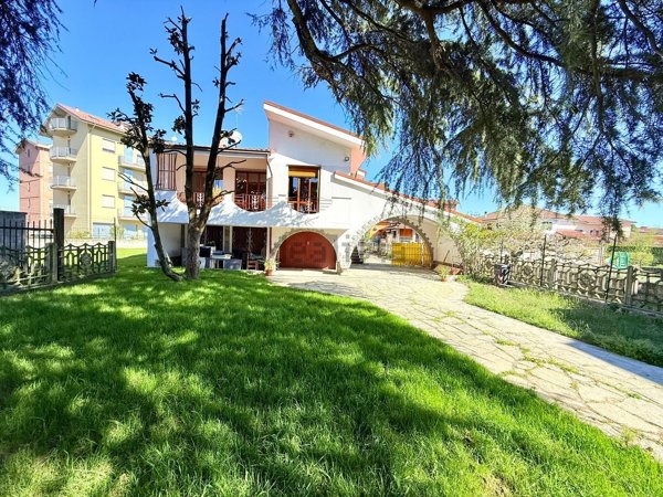 casa indipendente in vendita ad Alessandria in zona Casalbagliano